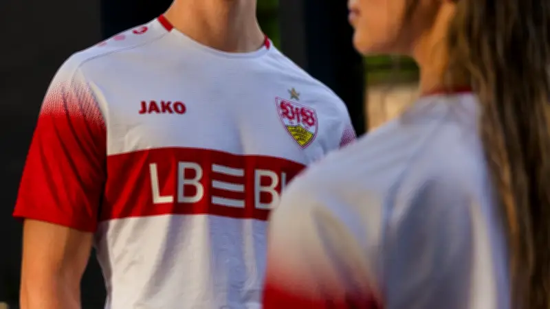VfB Stuttgart präsentiert neues Heimtrikot mit Wasser-Motiv für 2026/27