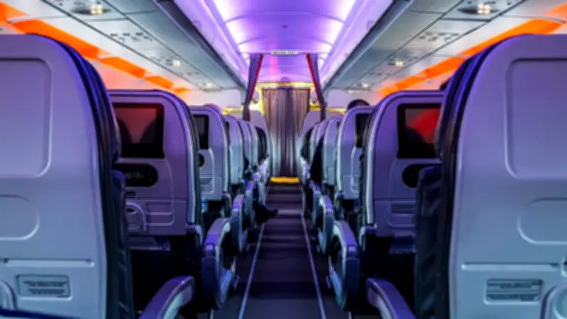 Warum Airlines die Gang-Lehne im Flugzeug blockieren
