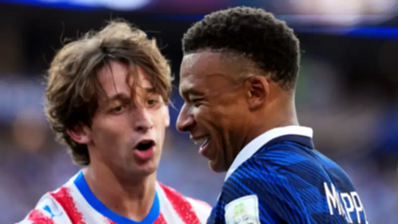 WM 2026: Mbappé lacht Gegenspieler nach Grätsche aus – Frankreich besiegt Paraguay