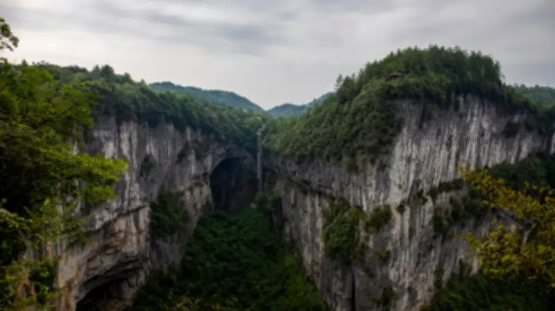 Xiaozhai Tiankeng: Das tiefste Sinkloch der Welt in China