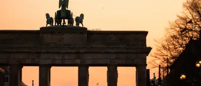 Brandenburger Tor leuchtet in USA-Farben zum 250. Unabhängigkeitstag