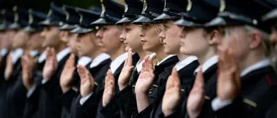 Feierliches Gelöbnis: 400 Azubis starten bei Berliner Feuerwehr