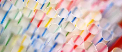 Fünf Jahre nach EU-Verbot: Umweltschützer fordern härtere Gangart gegen Einweg-Plastik