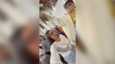 Priester segnet Studentin klatschnass: Heiliger Wet-T-Shirt-Contest