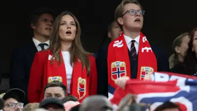 Prinzessin Ingrid Alexandra umarmt nackten Haaland in Kabine