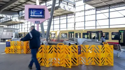Student bietet defekte Rolltreppen am Berliner Südkreuz bei Kleinanzeigen an