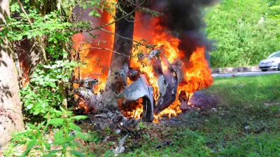 Tödlicher Baumunfall in Bayern: Dacia brennt aus, Fahrer stirbt im Wrack