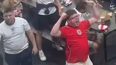 Tor-Fehlalarm: England-Fan feiert vergebene Chance ausgiebig