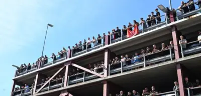 Zehntausende Mercedes-Mitarbeiter protestieren gegen Sparpläne