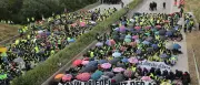 AfD-Parteitag in Erfurt trotz Protesten und Blockaden pünktlich gestartet