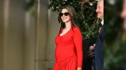 Anne Hathaway zeigt stolz ihren Babybauch in knallrotem Look