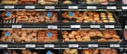 Backstationen im Supermarkt bedrängen klassische Bäckereien
