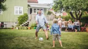 Ball im Nachbargarten: Anwalt erklärt, ob Zurückholen erlaubt ist