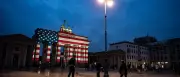 Brandenburger Tor leuchtet in US-Farben zum 250. Jahrestag