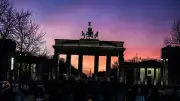 Brandenburger Tor leuchtet zu US-Jubiläum in Blau-Weiß-Rot