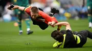 Drei Flitzer stürmen den Platz bei Belgiens WM-Sieg gegen Senegal