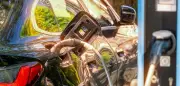 E-Autos fahren mit gleicher Energie dreimal weiter als Verbrenner