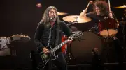 Foo Fighters trotzen Unwetter: 70.000 Fans im Olympiastadion Berlin