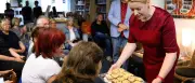 Franziska Giffey präsentiert ihr kleines Kochbuch in Berlin-Rudow