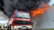 Großbrand in Oranienburg: Lagerhalle stürzt in Flammen ein