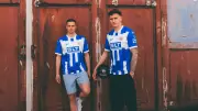 Hansa Rostock präsentiert neues Heimtrikot im Kult-Design von 1993/94