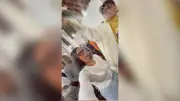 Heiliger Wet-T-Shirt-Contest: Priester segnet Studentin klatschnass