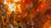 Hindu-Priester läuft barfuß über glühendes Feuer bei Holika-Dahan-Ritual