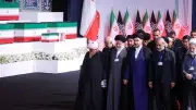 Iran beginnt Trauerfeiern für Chamenei – Schiffsverkehr in der Straße von Hormus erholt sich