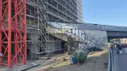 Kurioser Neubau am Innsbrucker Platz zwischen Brückenresten
