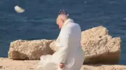 Papst-Kappe hebt bei Windstoß auf Lampedusa ab – Schmunzel-Moment