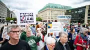 Protest vor US-Botschaft in Berlin: 250. Geburtstag der USA mit Demo gegen Trump