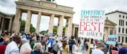 Protest vor US-Botschaft in Berlin: 70 Amerikaner demonstrieren gegen Trump