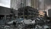 Russische Luftschläge vor Nato-Gipfel: Wohnblock in Ukraine eingestürzt
