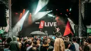 Schock bei Bochum Total: Musiker kollabiert auf der Bühne und wird wiederbelebt
