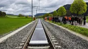 Solarzellen zwischen Bahngleisen: Schweizer Projekt zeigt großes Potenzial