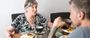 Wenn Eltern Hilfe brauchen: Expertin gibt Tipps für schwierige Gespräche